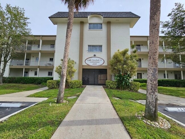 Foto del edificio - 4595 Chancellor St NE