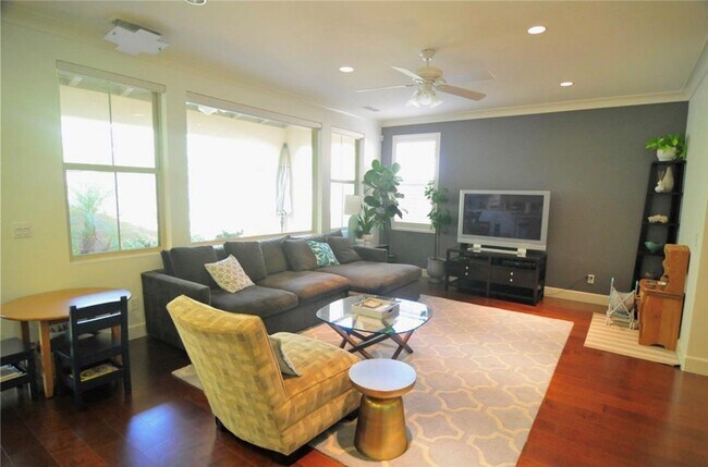 Building Photo - 30 Maple Leaf