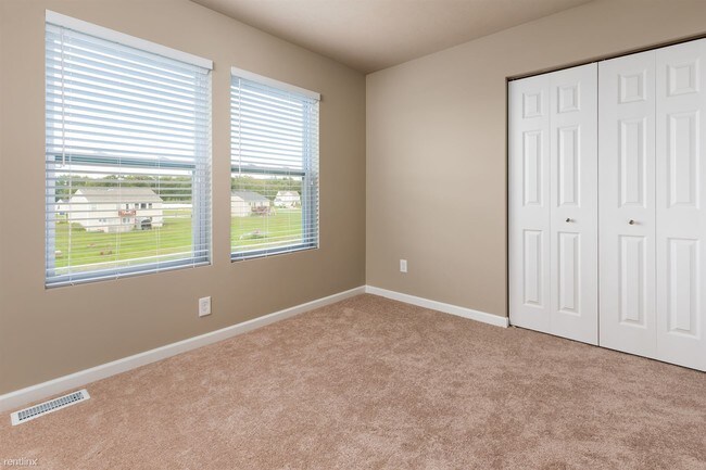 Building Photo - 1775 Crescent Pointe Dr SE