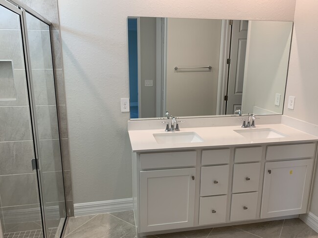 Foto del edificio - 42114 Lake Timber Dr