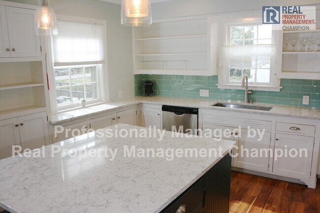 Foto del edificio - RARE FIND! Charming 4 BR/2 BA rental in th...