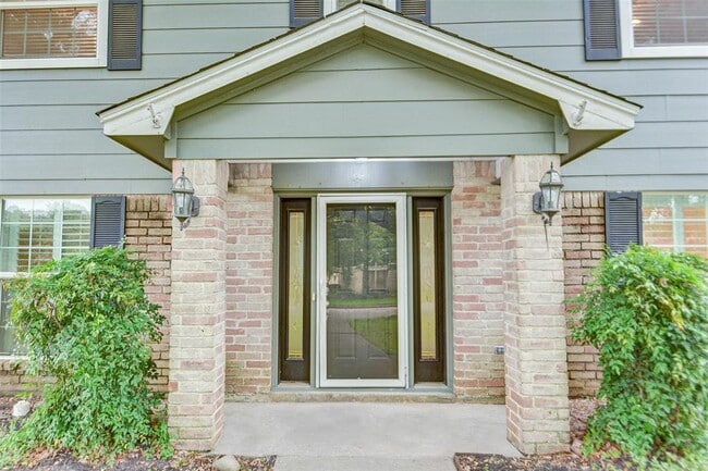Building Photo - 13915 Charlynn Oaks Dr