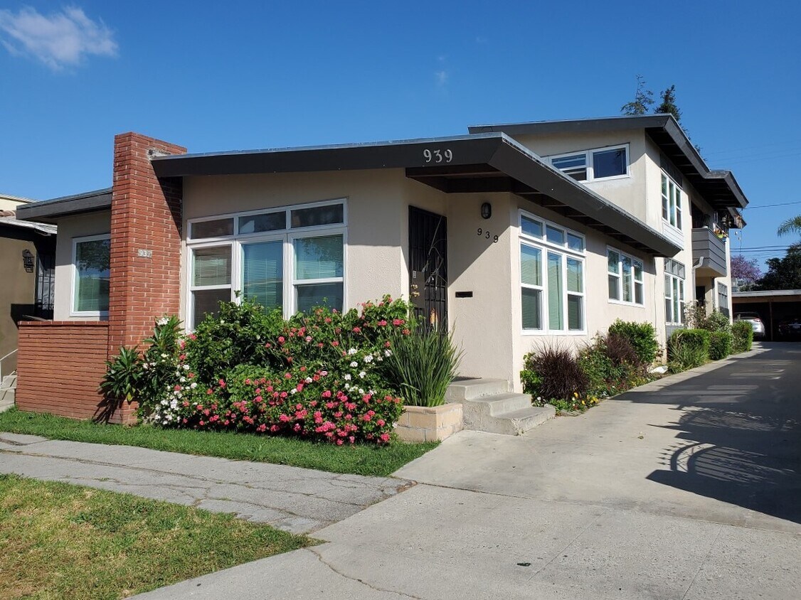 Building - 939 E Hyde Park Blvd