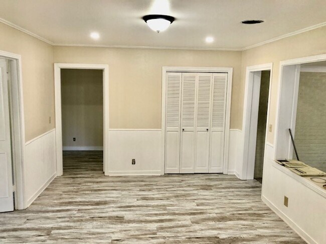 Foto del edificio - UPDATED IN BROADMOOR-BEAUTIFUL 4/3 CLOSE T...