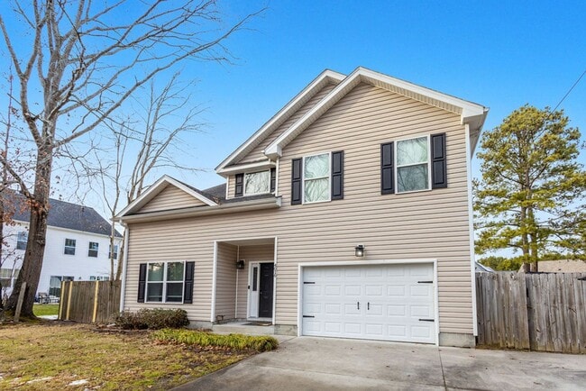 Building Photo - 4 Bed 2.5 Bath