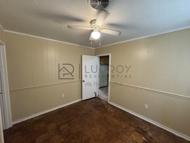 Building Photo - 3038 Lakewood Dr