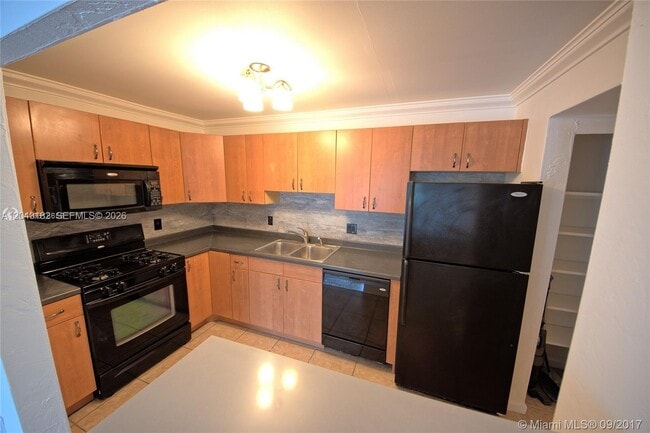Building Photo - 6900 N Kendall Dr