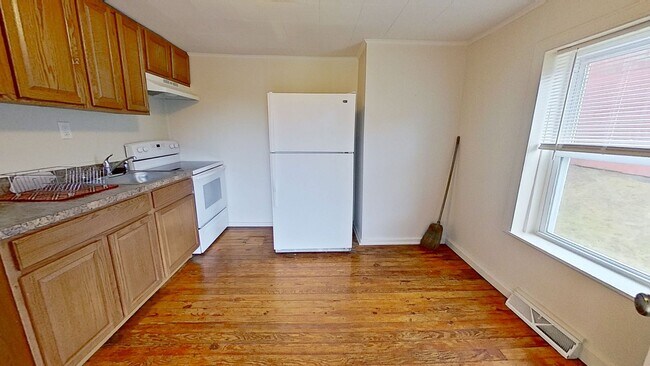 Building Photo - Rear Unit