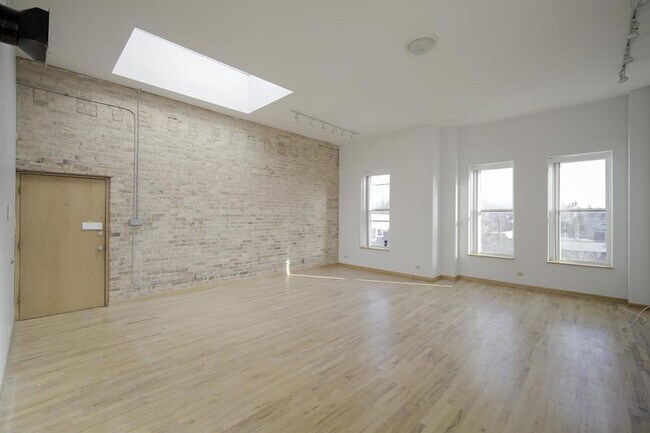 Building Photo - 1630 N Damen Ave