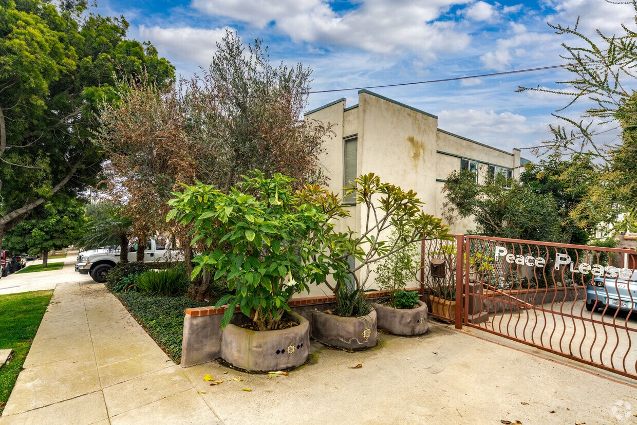 Exterior - 727 W 38th St