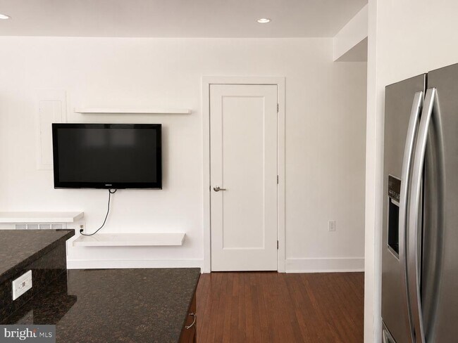 Building Photo - 1352 Longfellow St NW