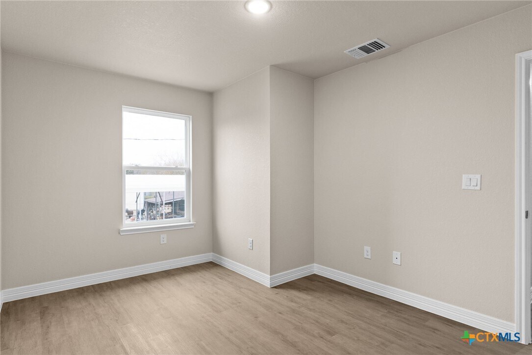 Foto del edificio - 803 Meadow Cir