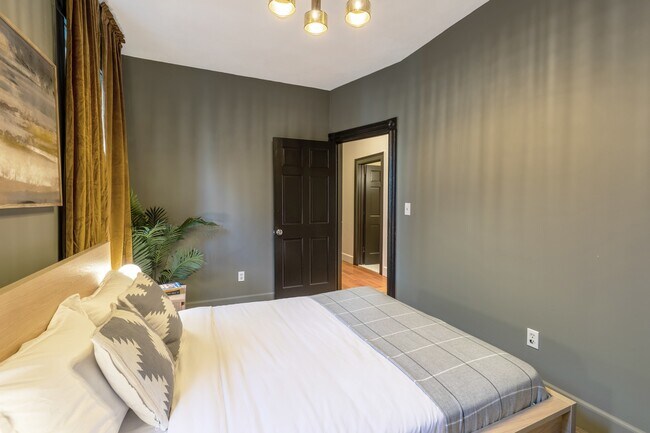 Foto del edificio - Queen room in 4-bed/1.0-bath Home