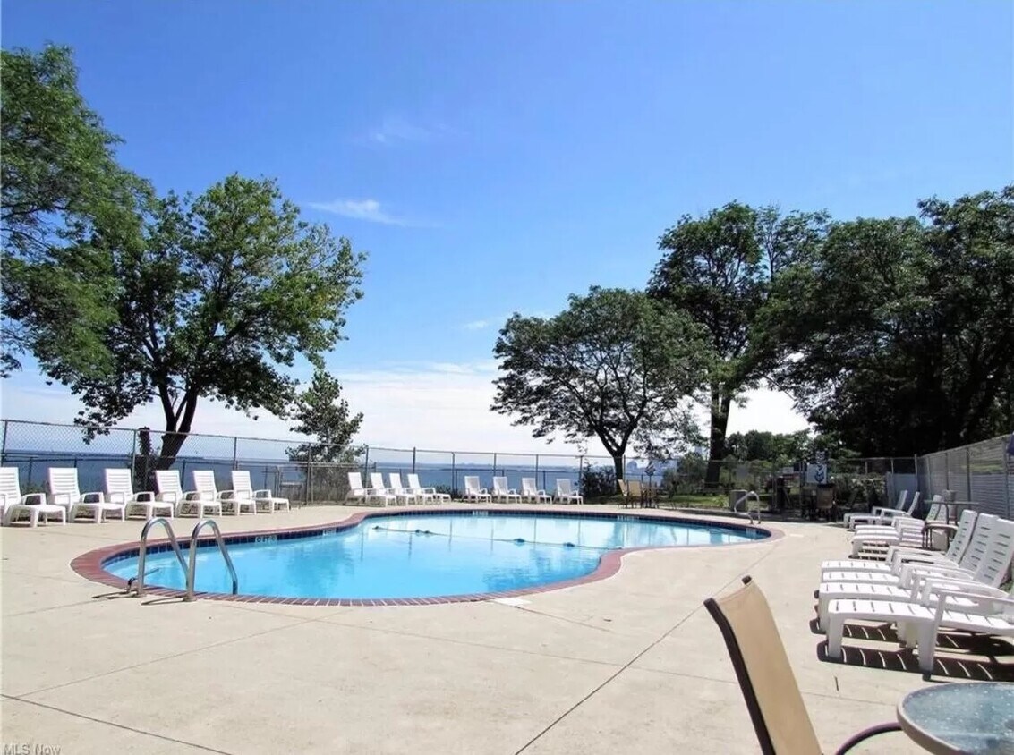Primary Photo - 11720 Edgewater Dr