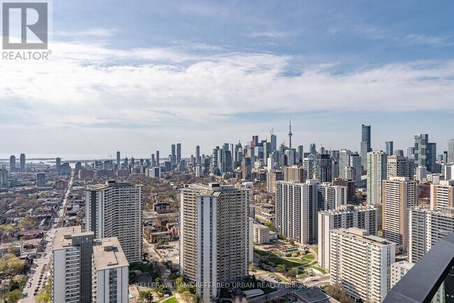 Photo du bâtiment - 585 Bloor St E