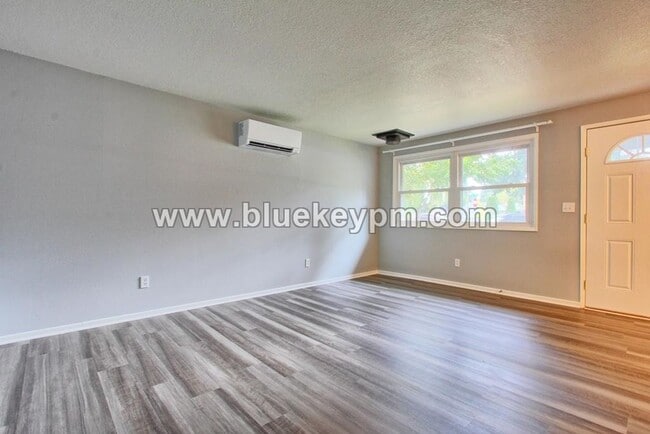 Building Photo - 2 Bed, 1 Bath Home in Rose Village Neighbo...