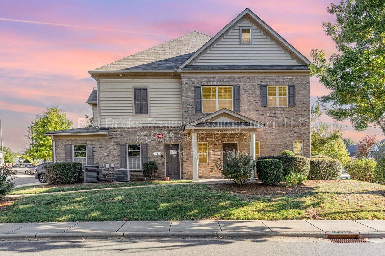 Foto principal - 15125 Jade St