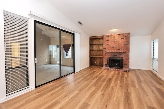 Building Photo - Beautiful corner halfplex available now for rent!