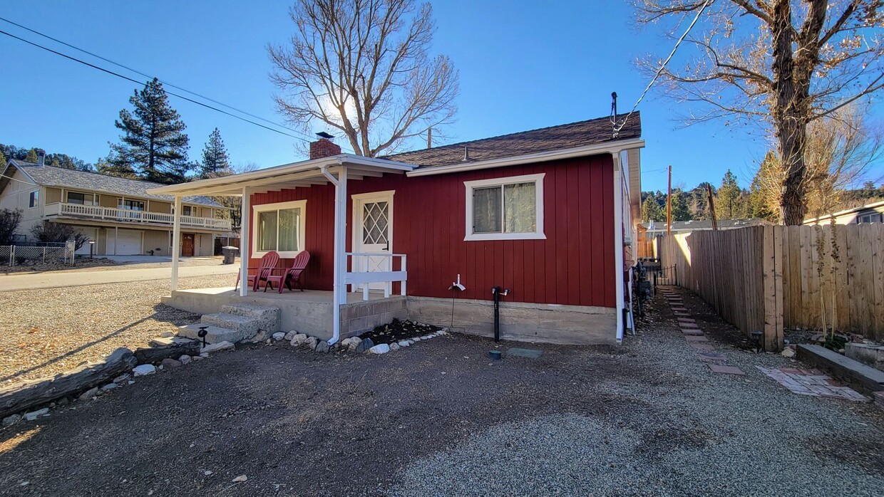 Primary Photo - Cozy Studio on Corner Lot with All Utiliti...