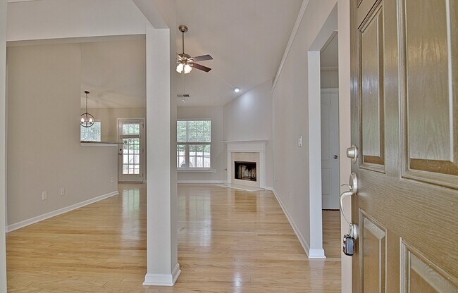 Building Photo - Charming 3-Bedroom Rental Home with Granit...