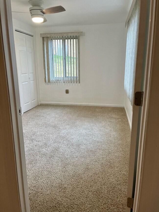 Building Photo - 523 Rolling Green Dr