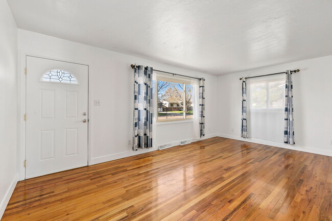Foto del edificio - 4004 E 9th St
