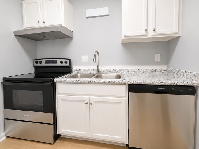 Building Photo - Chateau Glen Oaks Luxury Apartments