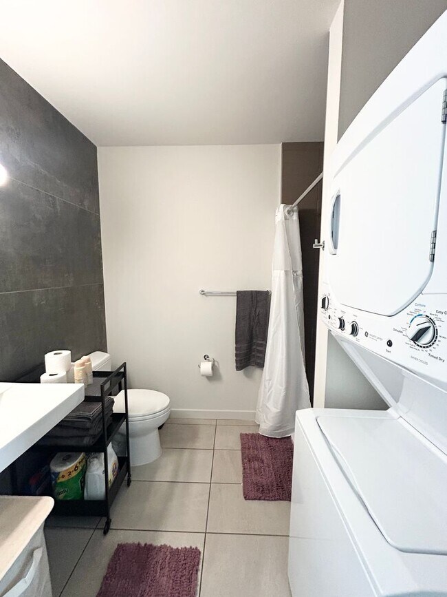 Foto del interior - 741 Harvard Modern studios with w/d in unit!