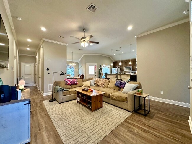 Building Photo - Spacious 4-Bed, 4.5-Bath Home in the Heart of the Baylor Bubble!