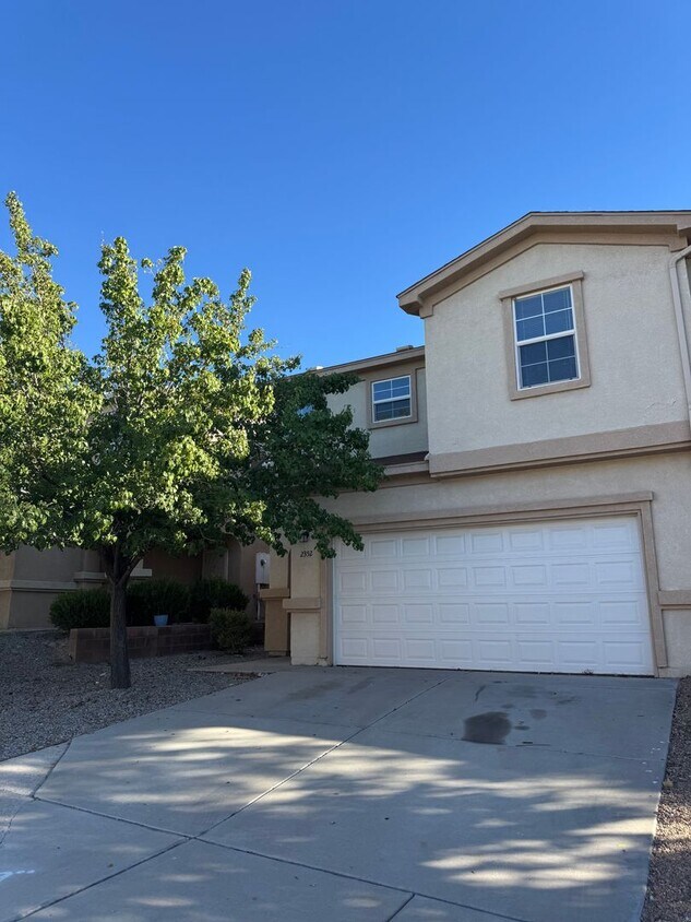 Foto principal - Three Bedroom Townhome