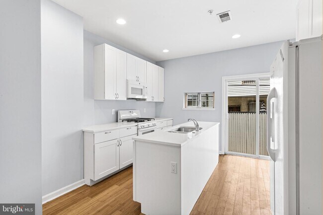 Building Photo - 2139 Latona St