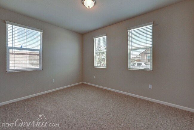 Foto del edificio - 877 Halford Ln