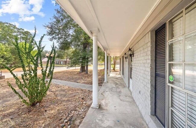 Building Photo - 203 Hickory Ridge Dr