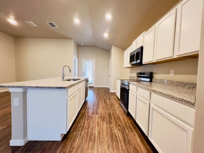 Foto del edificio - $500 MOVE-IN SPECIAL: New 3/2/2 in Frenshi...