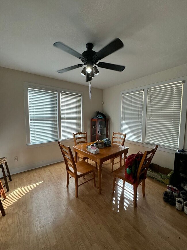 Building Photo - 3BR home close to downtown