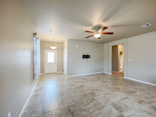 Building Photo - Modern 3 Bed 2 Bath Home - Pet Friendly!