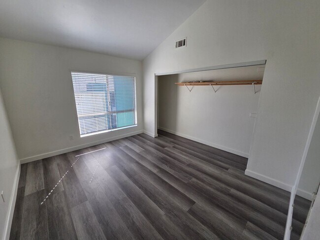 Foto del edificio - 15301 Santa Gertrudes Ave