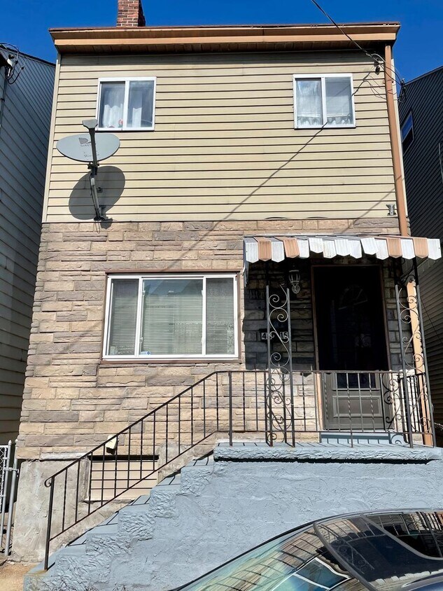 Primary Photo - 3 BEDROOM HOME WITH GARAGE IN THE HEART OF...