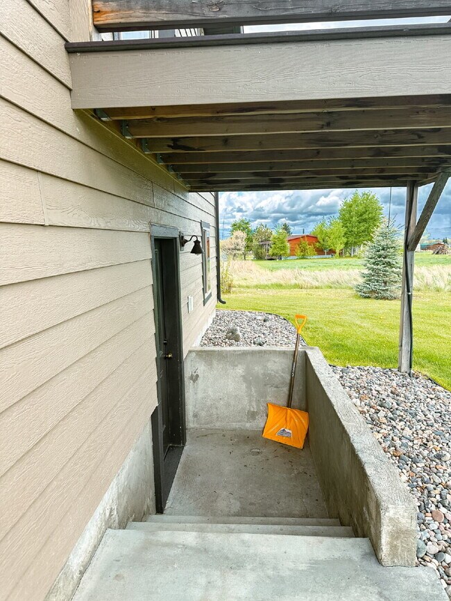 Foto del edificio - 3 Bedroom, 1 Bathroom Lower Level Duplex