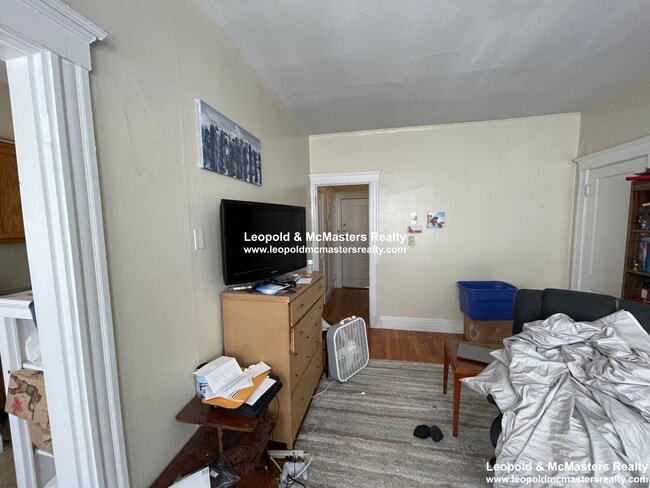 Building Photo - 225 Kelton St