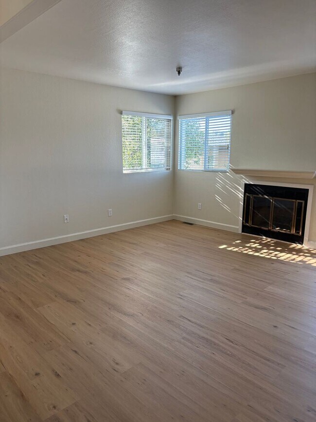 Foto del edificio - Great West Petaluma 2/1.5 Home - 422B Upham Street