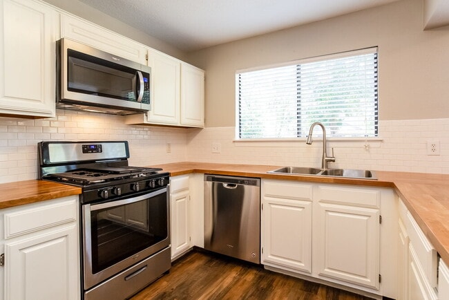 Building Photo - 2607 Hidden Garden Dr