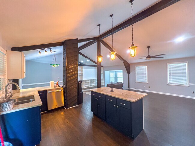 Foto del edificio - 2 br, 1 bath Duplex - 7055 Eunice Drive 1