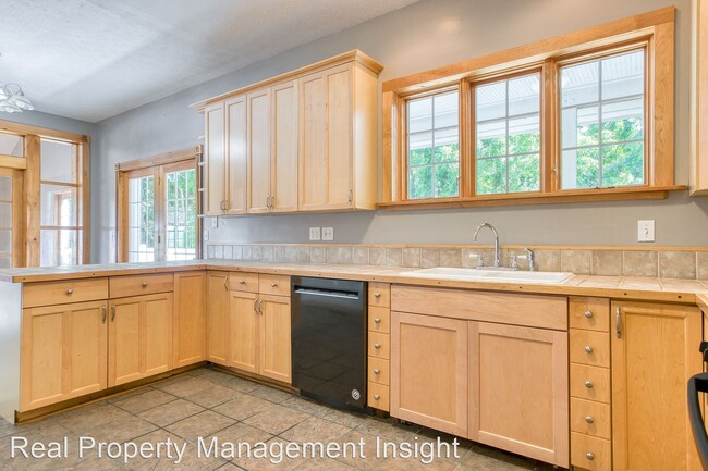Building Photo - 6 br, 3 bath House - 1305 Lawrence Street