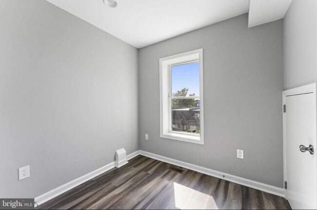 Building Photo - 624 20th St NE
