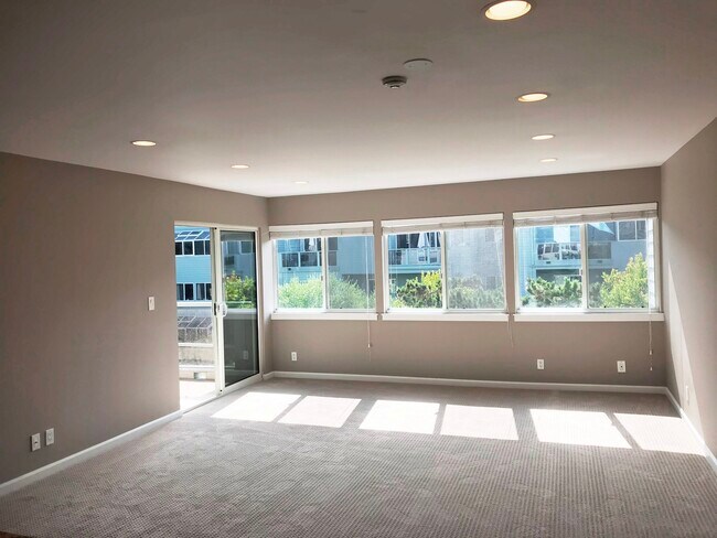 Living Area - 210 The Vlg