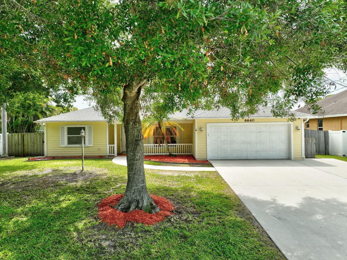Foto principal - 6640 NW Omega Rd
