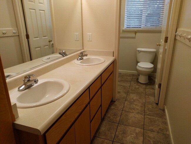 Building Photo - Chico Charmer! Close to downtown Chico and...