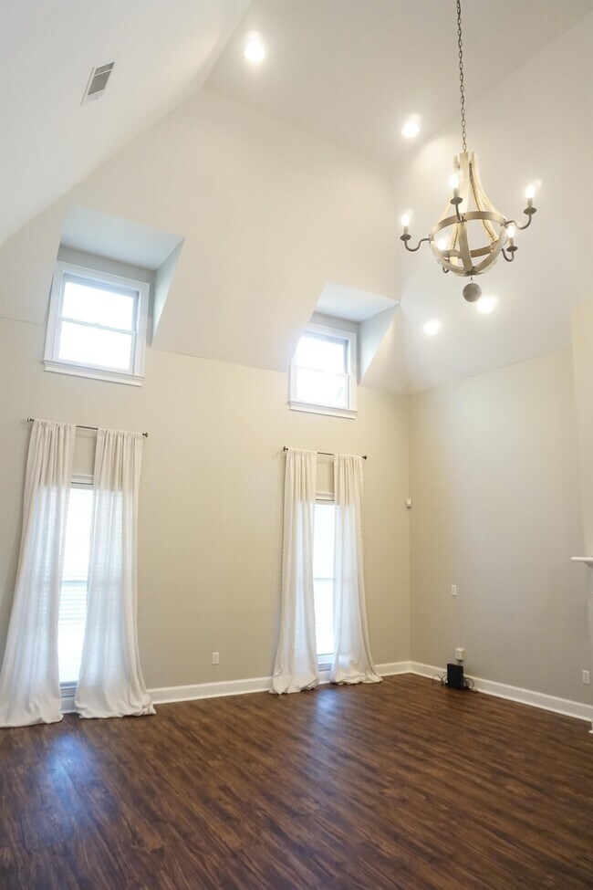 Foto del edificio - 4405 Forest Valley Cir