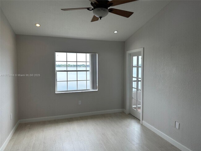 Foto del edificio - 2831 N Oakland Forest Dr